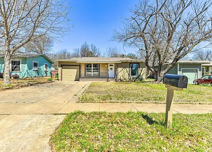 1 Mi To At&T Stadium: Downtown Arlington Home