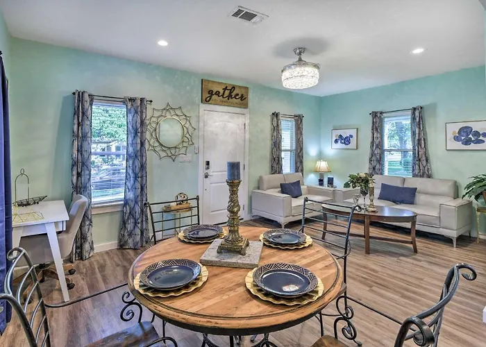 1 Mi To Uta: Arlington Elm Cottage W/ Fenced Yard