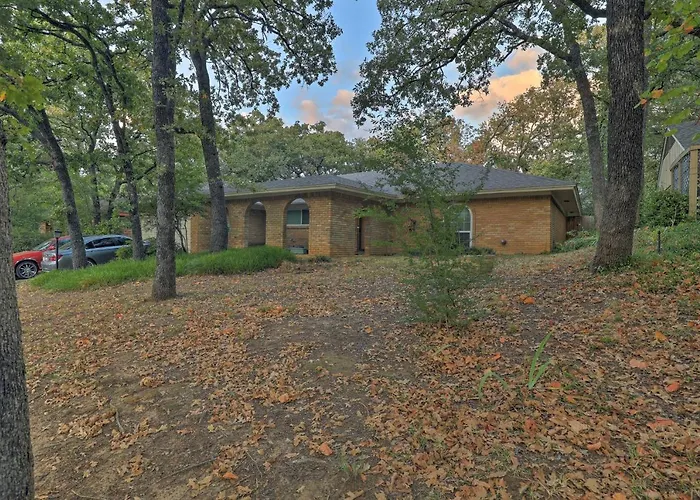 2 Mi To Lake Arlington: Spacious Escape W/ Deck