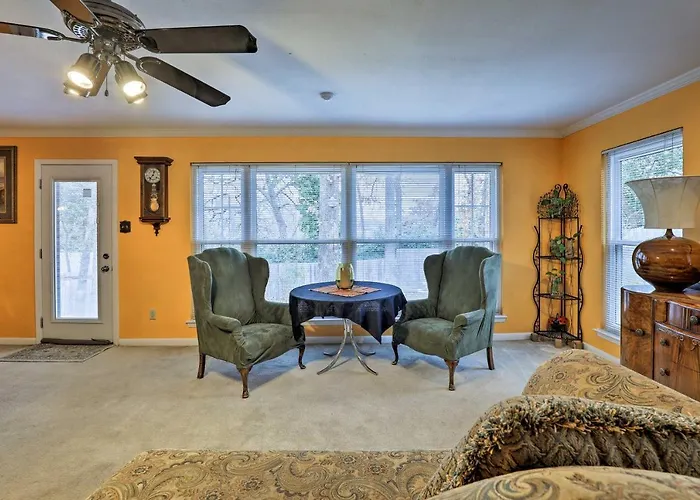 2 Mi To Lake Arlington: Spacious Escape W/ Deck